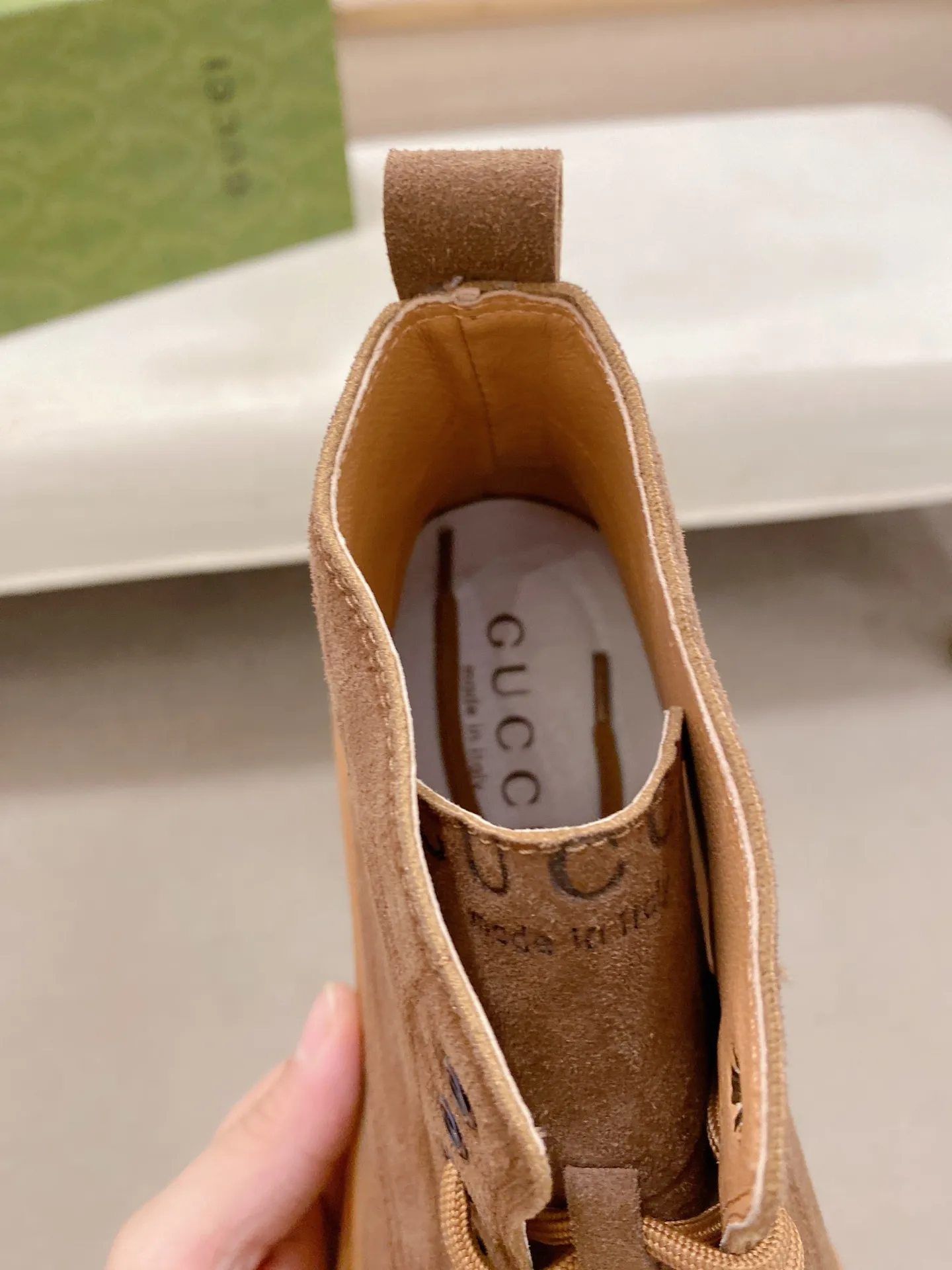 Men's shoes💰 440💰 Leather and velvet lining optional! The new high-top GUCCI counters are on the market at the same time. The new men's shoes and 😘fabric are selected from imported cowhide. The lining: leather lining and plush lining are optional. 👍🏿 High-end ☄️ air-cushion molded anti-slip rubber outsole, exquisite lines, simple and elegant, comfortable and high-end for leisure travel. Code number: 38 to 44 (45 can be customized and cannot be returned or exchanged)